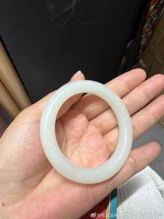 新疆和田玉籽料手镯55口径,白度一级白暖白色,密度油性好,古典圆条,无