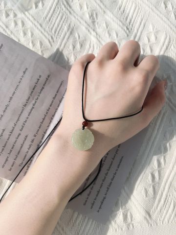 这个和田玉吊坠还是生肖的,太有设计感了