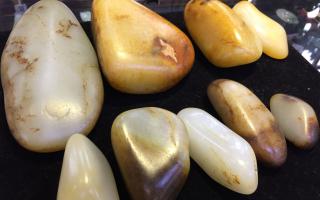 2000元入手的和田玉原石,切开肉质泛青!