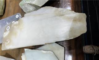 和田玉里顶级山料是什么行情?这种料30万一公斤也很难买到