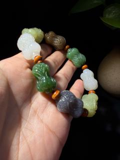 和田玉多宝手串"白菜"谐音"百财"这串多宝手串的寓意更为丰富 多色齐