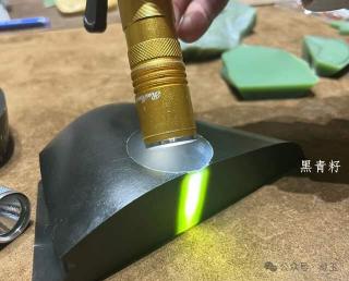 几种细度顶级的和田玉,有一种打灯比玻璃还干净!