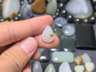 2.7克铁锈皮青花籽料.平时和田玉籽料的红皮,黑皮,秋梨皮,洒金皮