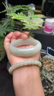 新疆和田玉且末近矿高青白宽版手镯,玉质细腻,油性十足,柔光,圈口56宽